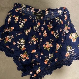 Floral shorts 🌸